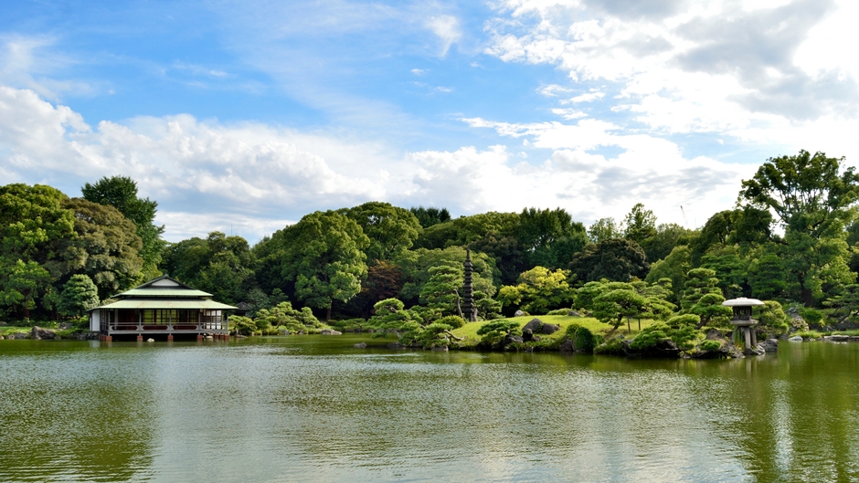 関東大震災と東京大空襲で残った園内唯一の建物「涼亭」（写真左手）