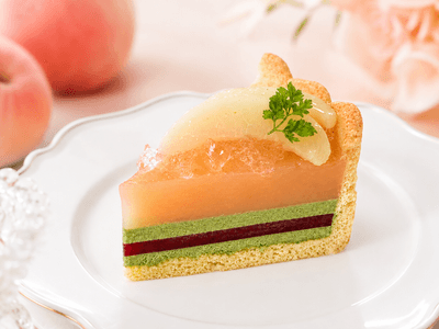 「桃と抹茶のシャルロット」 702円