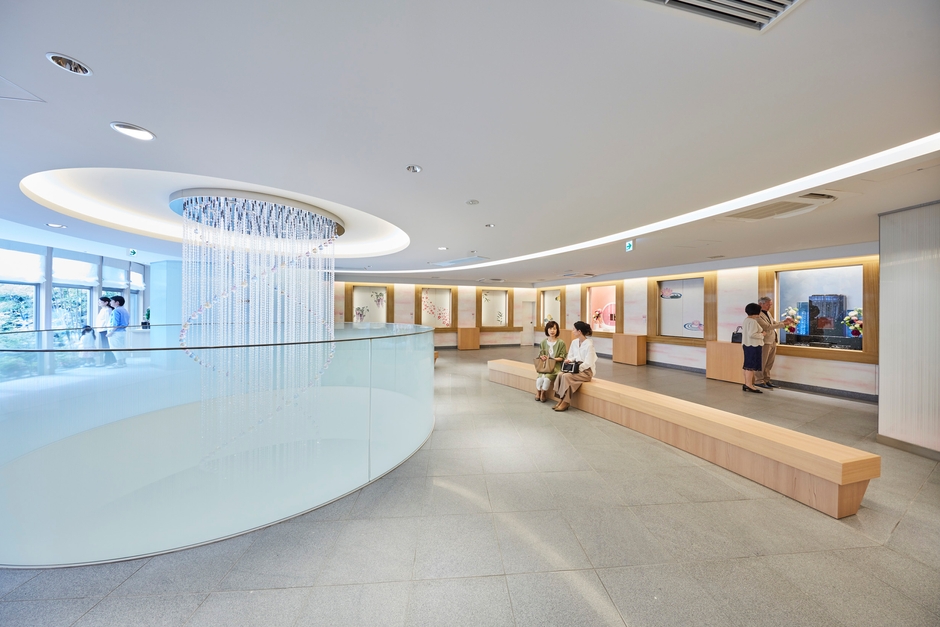 吹き抜けで明るい館内