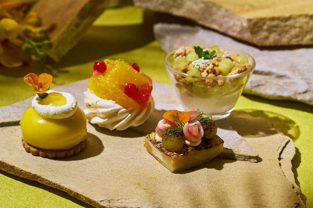 (左から)オレンジと日向夏のムース・柑橘のパヴロヴァ・メロンとアマレットのヴェリーヌ (下)ベルガモットのパンペルデュ 生ハムとメロン