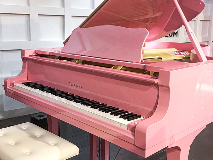 岩下の新生姜色のグランドピアノ(YAMAHA C7)