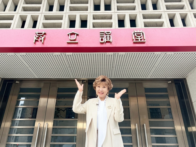 思い出の地・共立講堂を訪れた小林幸子さん