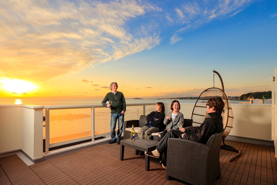 「RoomA」で利用できる屋上テラス。夕日に染まる富士山と相模湾を一望。
