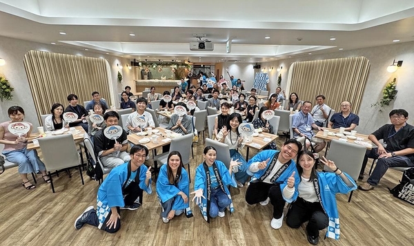 QQナイトラウンジの参加者との全体写真