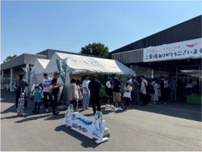 じゃんけん企画に並ぶ行列