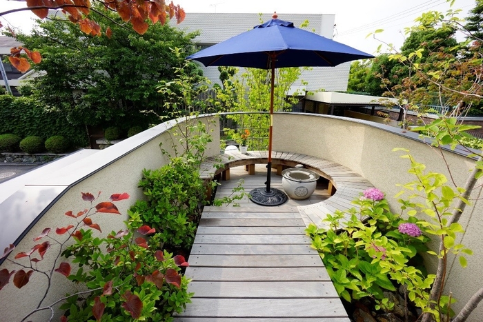 ウッドデッキを囲むように在来種などを植栽