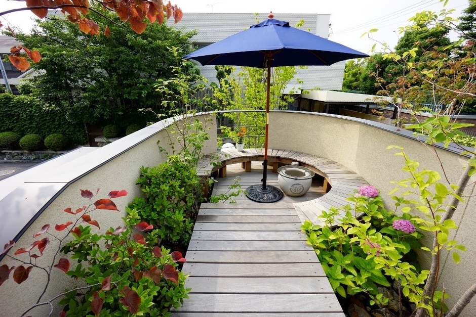 ウッドデッキを囲むように在来種などを植栽