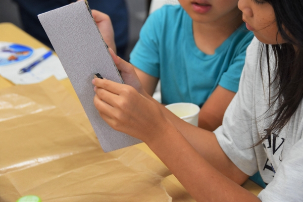 子供たちも駒の面取りを体験