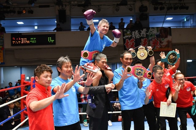 タイトルマッチには吉川晃司さんも駆けつけた