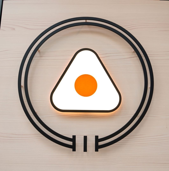 結亭の目印です!おいしいおにぎりをイメージしています