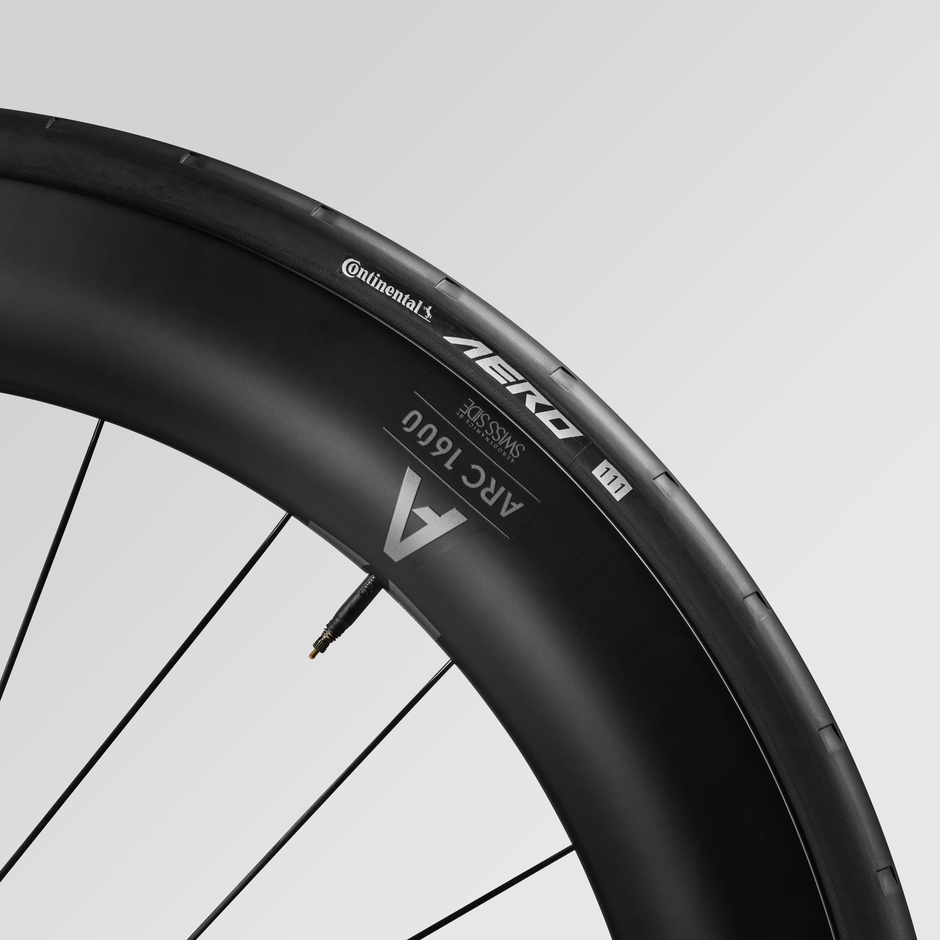 DT Swissの新型ARC 1600 DICUTは、高速性能に優れた第3世代の最新カーボンホイール。前後セット1,709gの65mmのディープリムは軽さと空力性能を高度にバランス。新しいリムの断面形状はユニークなV型で、リム内幅が22mmへと広がり、快適性と高速性能が向上。高品質のDT Swiss 350ハブは、信頼性の高いDTのラチェットシステムを搭載。また、DT AERO COMP®スポークで、圧倒的な信頼性を実現しています。タイヤはフロント:Continental Aero 111, 26mm、リア:Continental Grand Prix 5000 S TR, 28mm。