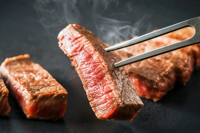 ヌルボンだからできる！最大1kg鉄板焼ステーキ食べ放題！