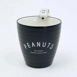 ちょこんとスヌーピーに癒される！シンプルから北欧・レトロまで幅広いラインナップのコップ特集。