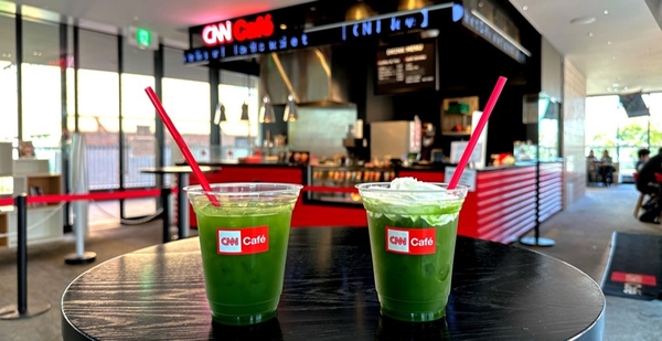 桑茶ストレート（左）、クリーム桑茶（右）