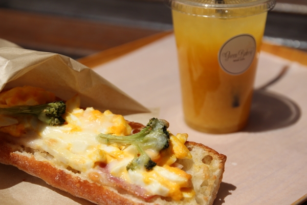 天白キャンパス「Green Bakery BOOK CAFÉ」の提供メニュー(オープンサンドとドリンク)