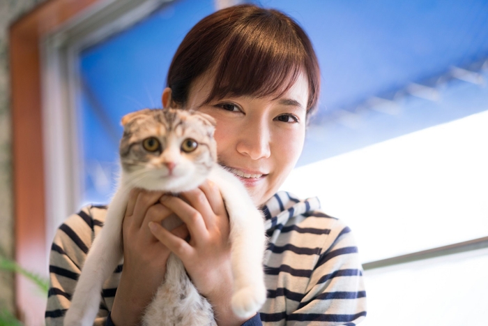 女性と猫ちゃん