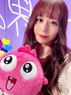 Upliveキャラクターピンキーと撮影する青宙 燈(UpID:aoi_tomoru)