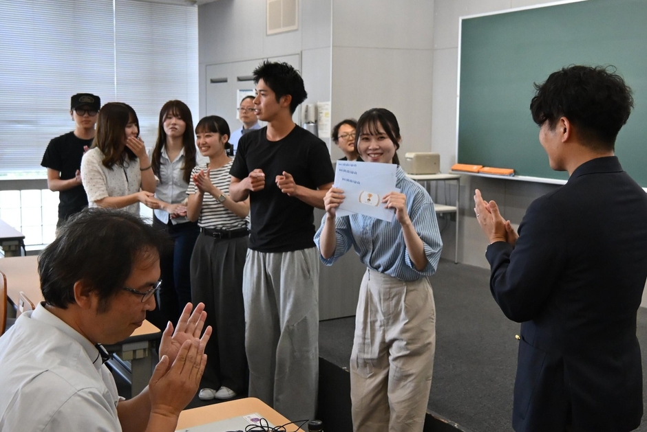 最優秀の表彰を受ける「ちゃっぴんぴん」チーム