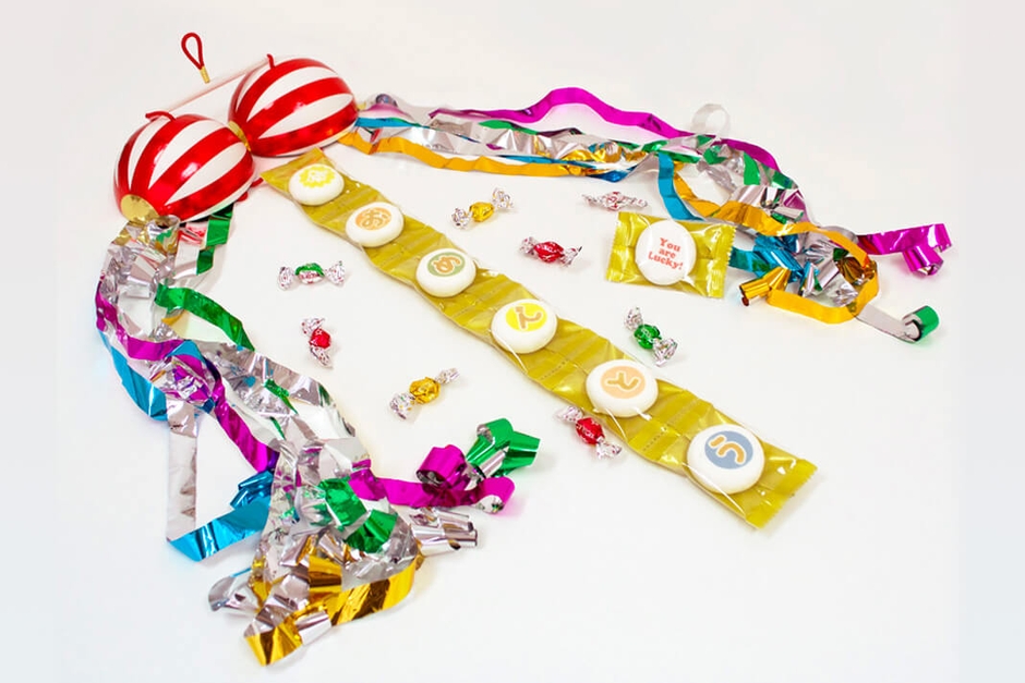 マシュマロで出来たメッセージ入り垂れ幕と、キラキラチョコが飛び出す!