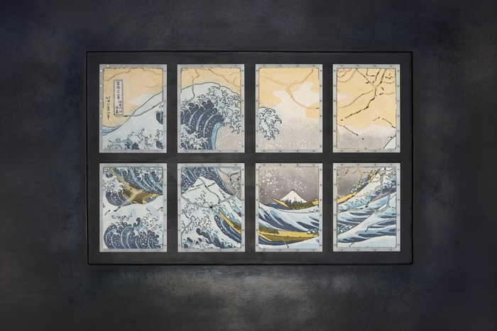 エントランスに常設展示される葛飾北斎の「神奈川沖浪裏」を引用した作品 Study for Japanese Art -Hokusai- (国旗や紙幣などの砂絵を蟻に掘り崩させる「アント・ファーム」シリーズの一つとして制作)