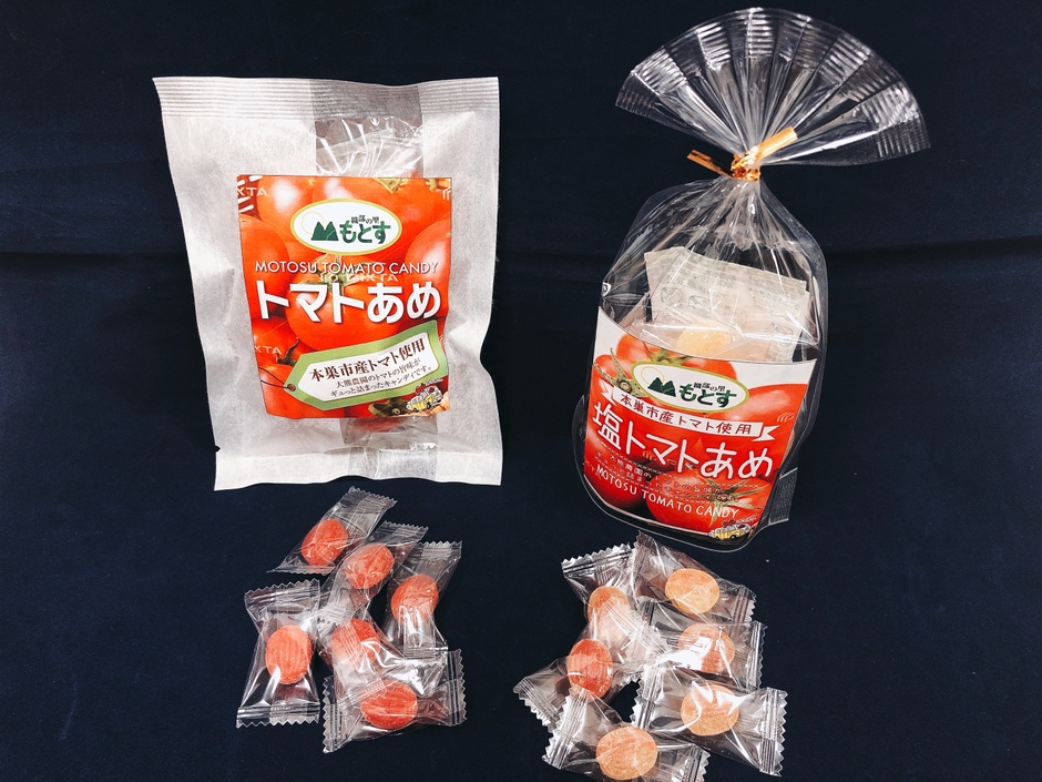 新商品「トマトあめ」(左)と「塩トマトあめ」(右)