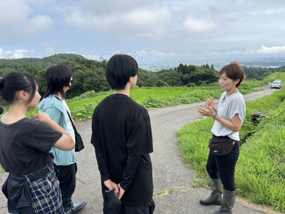 写真右