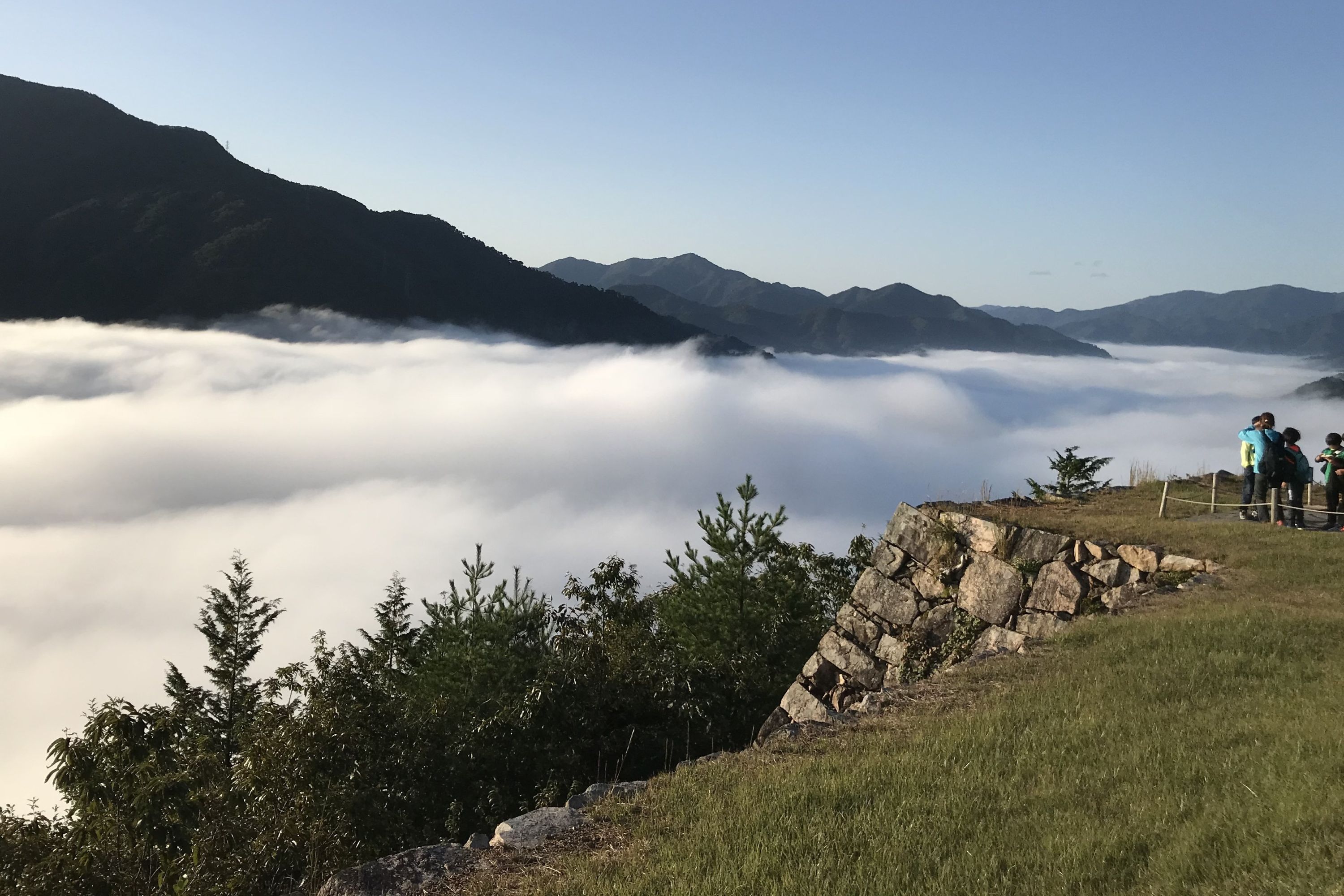 【兵庫】豊臣秀長が城代を務めた"天空の城"竹田城跡のふもとの宿
雲の上に立つか、浮かぶ城跡を眺めるか
9月からの雲海シーズンに「宿屋 天空」1名様5,500円〜