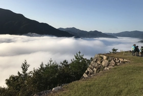 【兵庫】豊臣秀長が城代を務めた"天空の城"竹田城跡のふもとの宿
雲の上に立つか、浮かぶ城跡を眺めるか
9月からの雲海シーズンに「宿屋 天空」1名様5,500円〜
