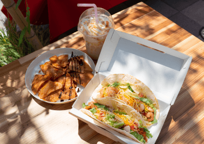 初めて店舗開業した「cafe & bar IZUN」。昼はカフェ、夜はバーとして利用できる飲食店