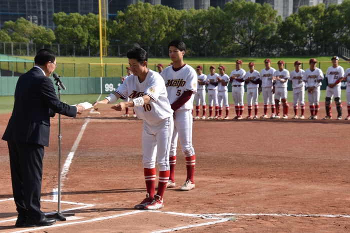 閉会式で表彰される岩屋翔悟主将（経済学部４年）と朝岡選手