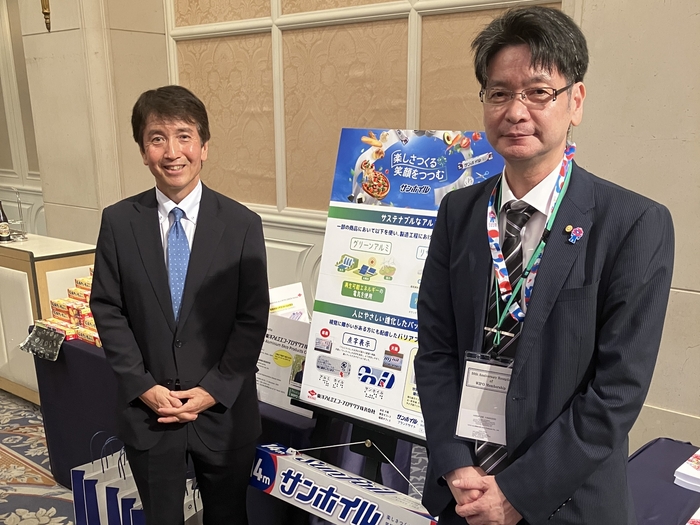 河西特許庁長官(左)と当社展示ブースにて