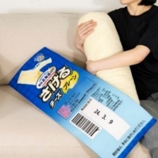 【スタンプ５個　抽選で各20名様】 ①「さけるチーズ」クッション