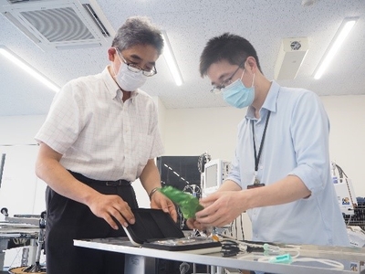 赤木教授（左）と装置の調整をする宮部助教
