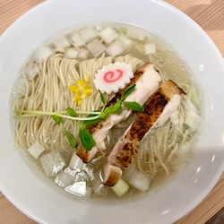 【人気ラーメン店主】素顔を隠して営業！「クラム＆チキンヌードル クラチキ」が菊名にオープン！