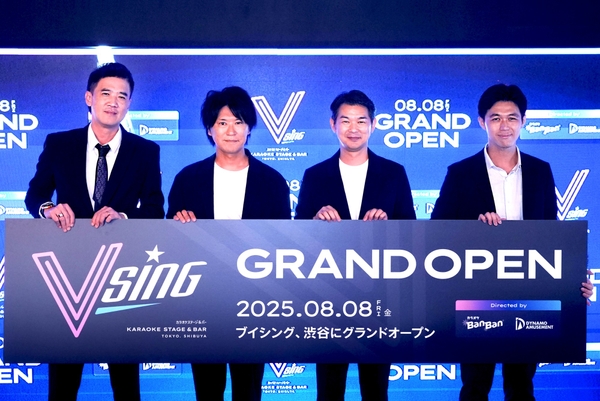 （左から、VSING Chairman Steve、ダイナモアミューズメント 小川社長、川口、VSING CEO Ivan）　　　　 ※VSING InternationalをVSINGで表記