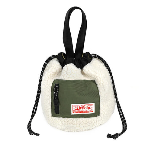 【NEW】「ボア 巾着ショルダーバッグ アイボリー」価格：1,958円／サイズ：W17×D17×H22cm／巾着を締めずにそのままトートとしても使用可能。長財布も入ります！