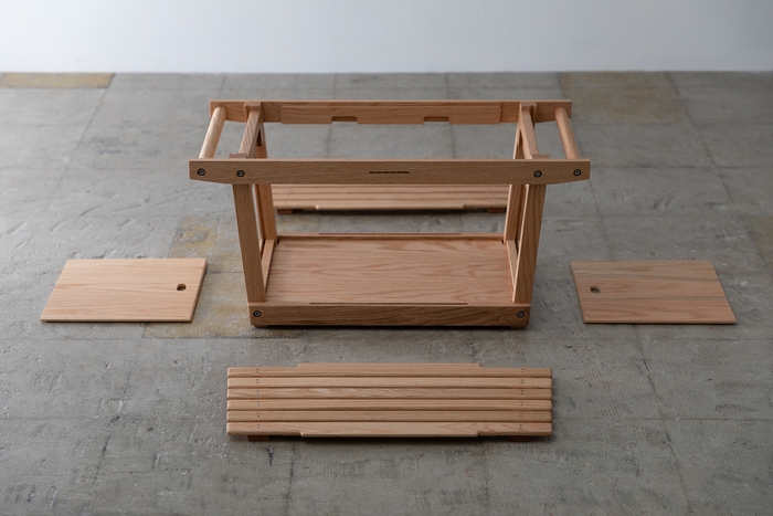 上下フレーム構造と自由に取り外せる側面パネル