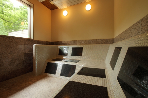 渓流露天風呂「川の湯まる」併設の低温岩盤浴「川のサウナ」