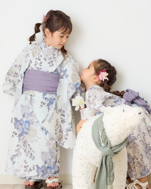 左からキッズ浴衣(ブルー、110サイズ)&ベビー浴衣(ブルー、80サイズ) 着用