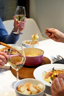 チーズフォンデュ・プロモーション『Je suis fondue de Fauchon~フォションにとろけそう』食事シーン
