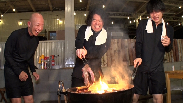 BBQを楽しむ3人(左から)小峠、草薙、真弓