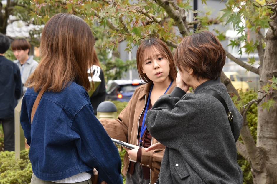 アンケート調査で聞き取りする学生