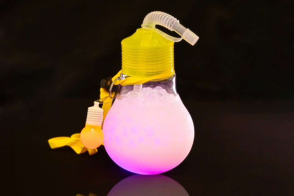 【NEW】光る電球ドリンク 800円/1,000円 販売場所：ピピンズハウス、ファルコンカフェ、ジューサーバー