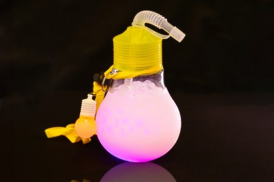 【NEW】光る電球ドリンク 800円/1,000円 販売場所:ピピンズハウス、ファルコンカフェ、ジューサーバー