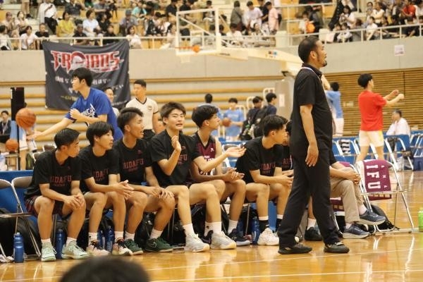 ベンチから声援を送る理大附の選手たち