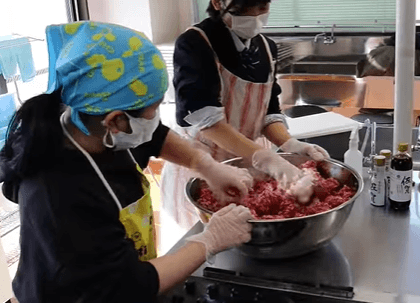 肉まんの餡をつくる生徒たち