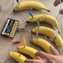 バナナが、植物が、楽器になる！？｜身近なモノを楽器に変身させる音楽ガジェット。スタイロフォンの新製品『スタイロセット』が日本上陸。