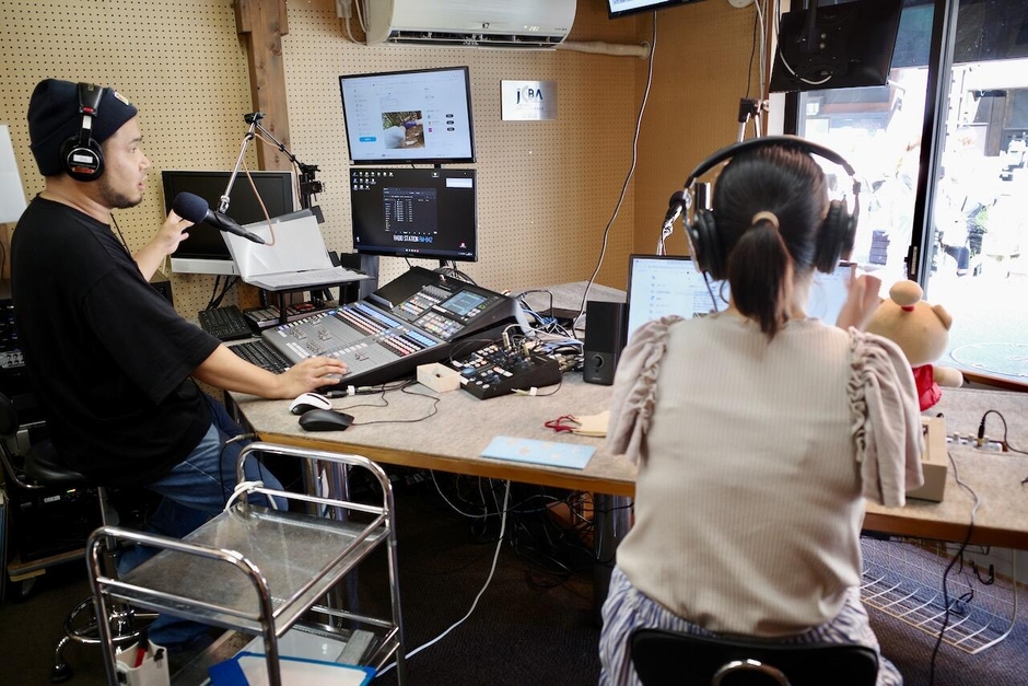 熊谷さん(右)とDJの武井さん(左)