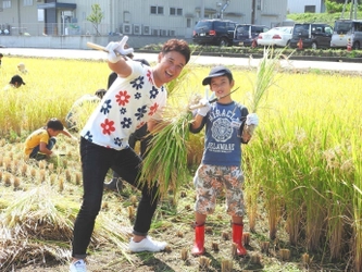 ＜イベントレポート＞ 熊本ご当地タレント高村公平さんが、 地元の魅力を子どもたちに伝えた！ 『PREMIUM WATER 熊本復興イベント稲刈り体験』で自然に感謝