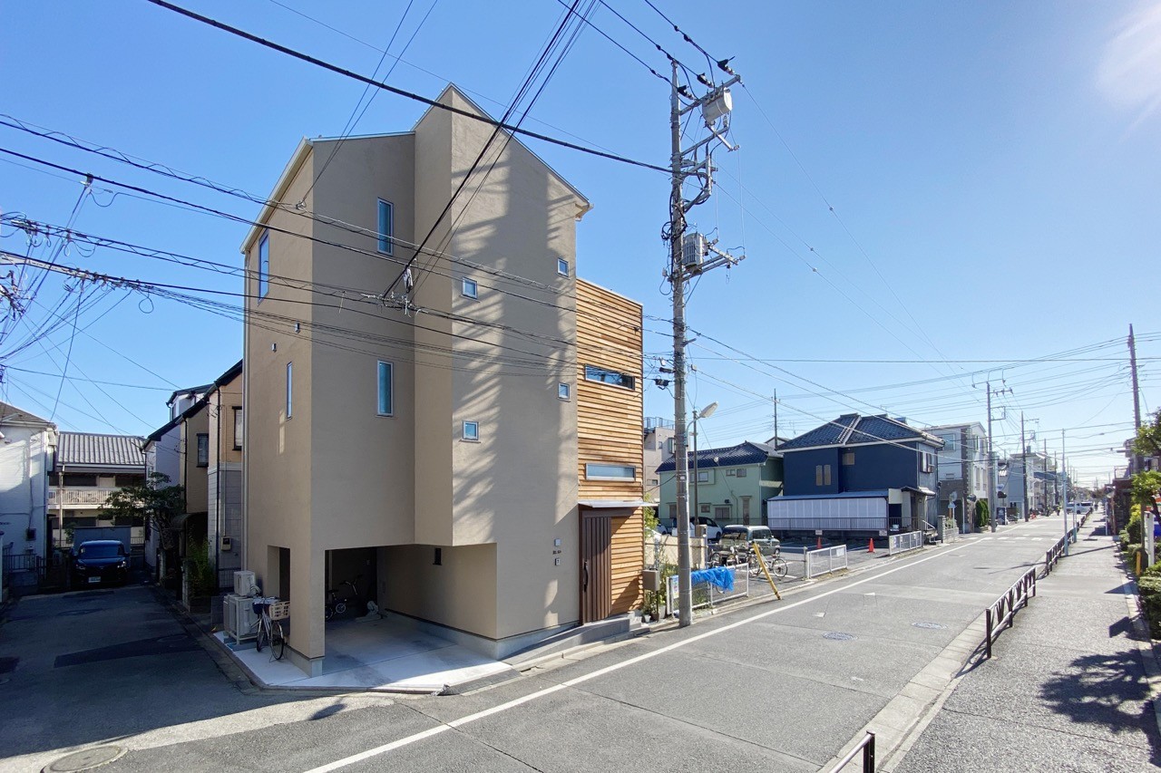 【16坪の狭小角地】ZEHも叶えたコンパクト二世帯住宅!吹き抜けと小上がり和室で、親子がつながる開放的な暮らしを実現